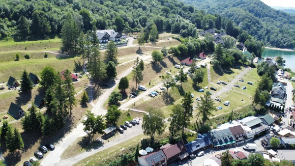 pole namiotowe nad jeziorem Solińskim przy zaporze